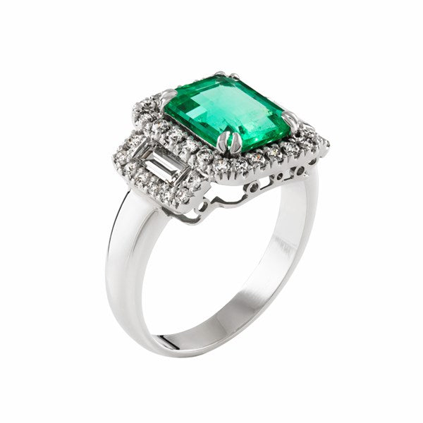 Ring Smaragd Ring set with octagon-shaped emerald, surrounded by small diamonds