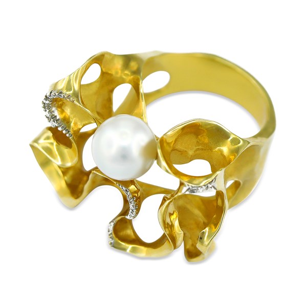 Ring Wing Diamond ring made of yellow gold with diamonds and pearl