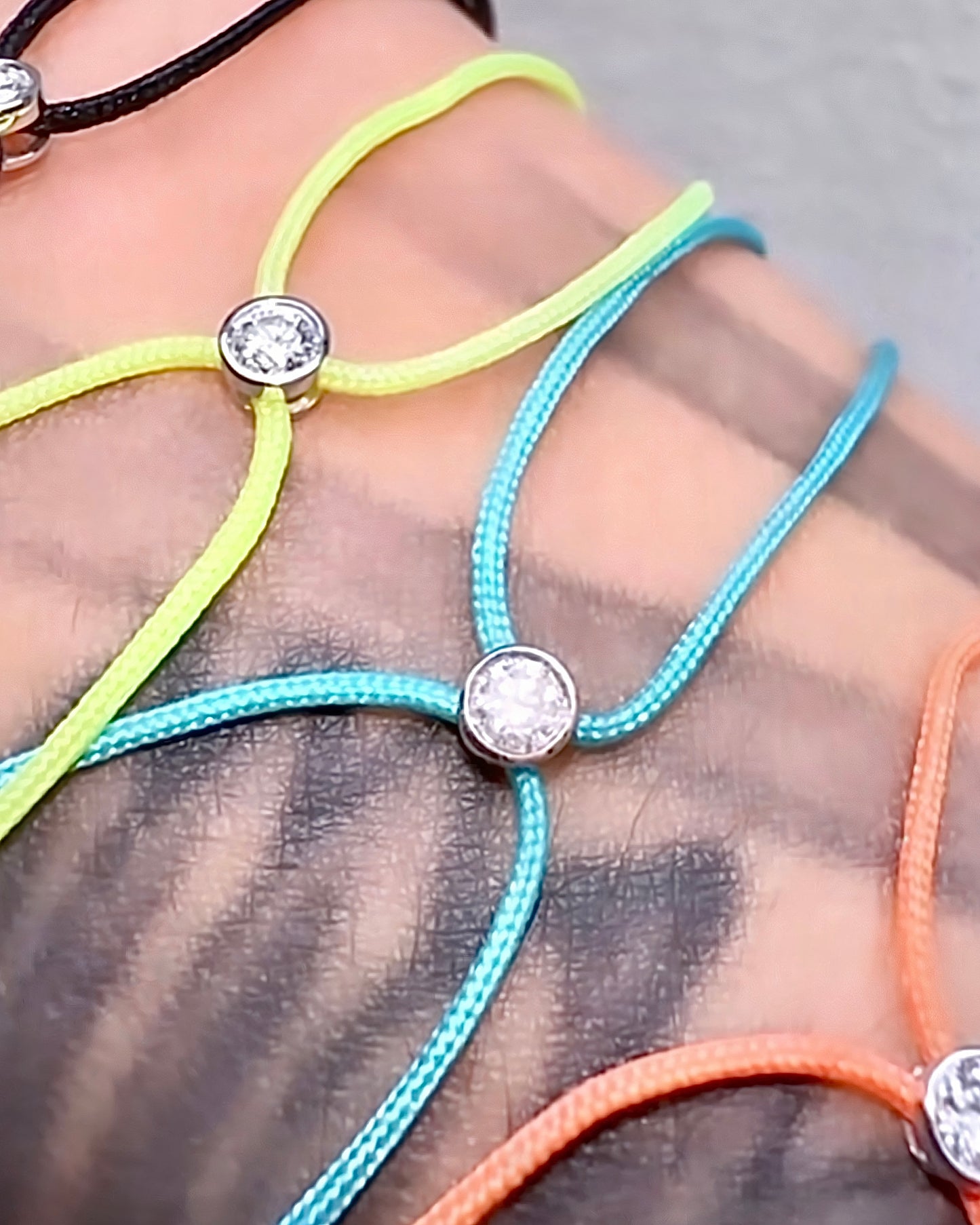 NÁRAMEK BLUE 2 - Náramek s diamantem na šnůrce